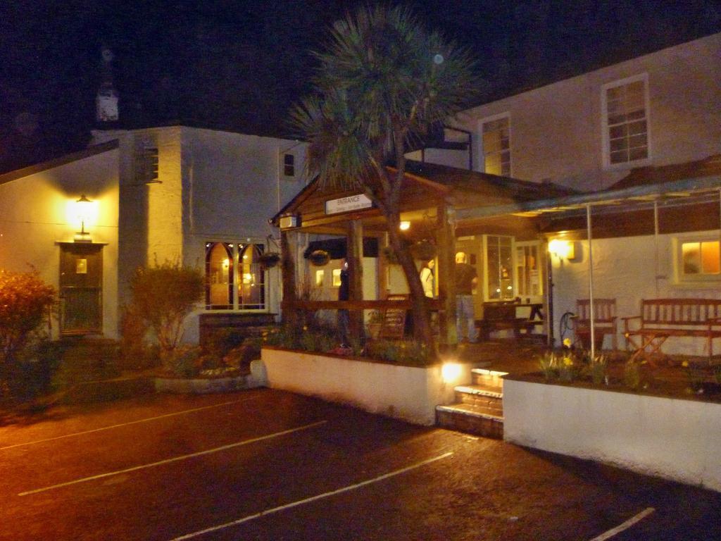 Royal Oak Inn Лосуитиел Екстериор снимка